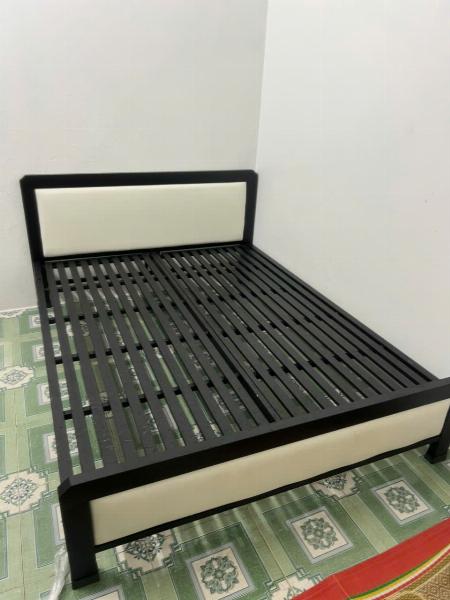 Giường sắt màu đen kết hợp da 1m6x2m