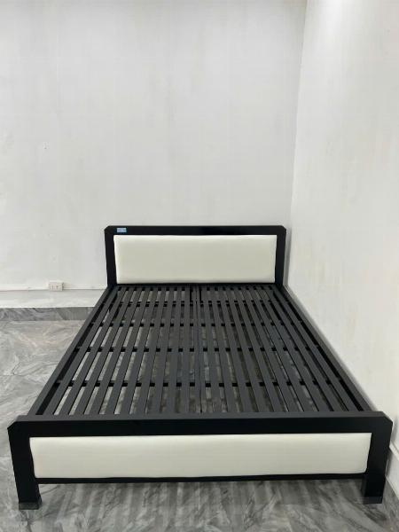 Giường sắt màu đen kết hợp da 1m6x2m