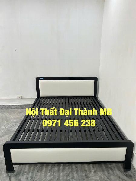 Giường sắt màu đen kết hợp da 1m6x2m