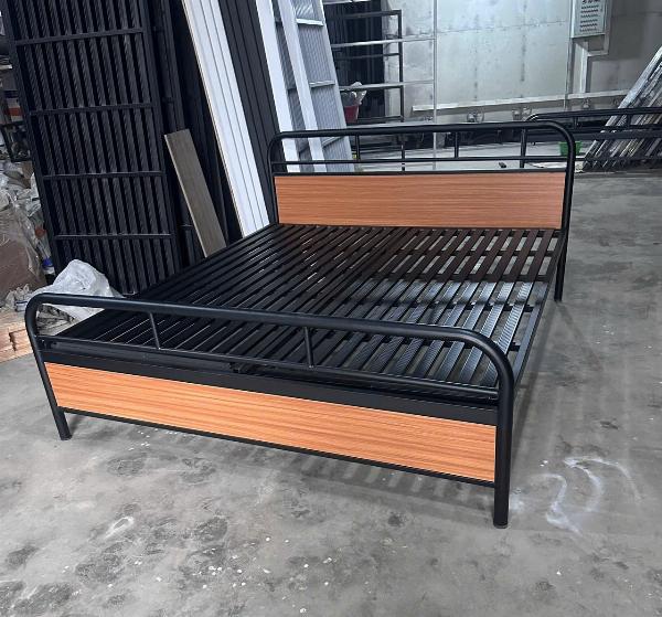 Giường sắt tròn kết hợp gỗ 1m6x2m hiện đại