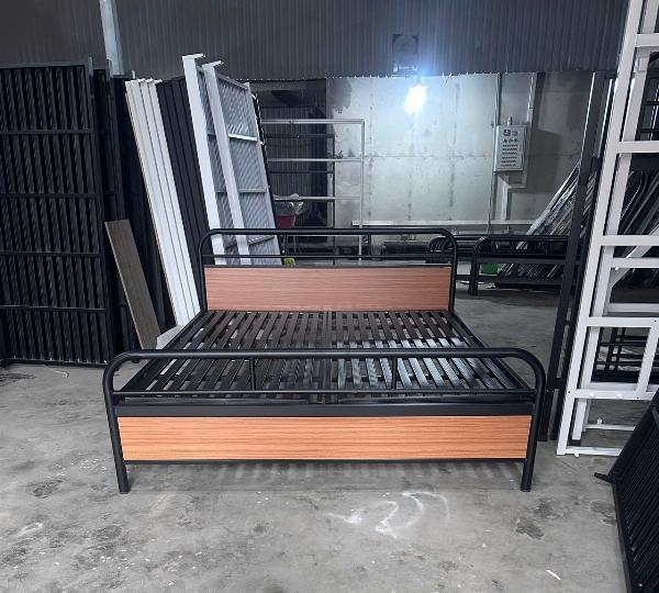 Giường sắt tròn kết hợp gỗ 1m6x2m hiện đại