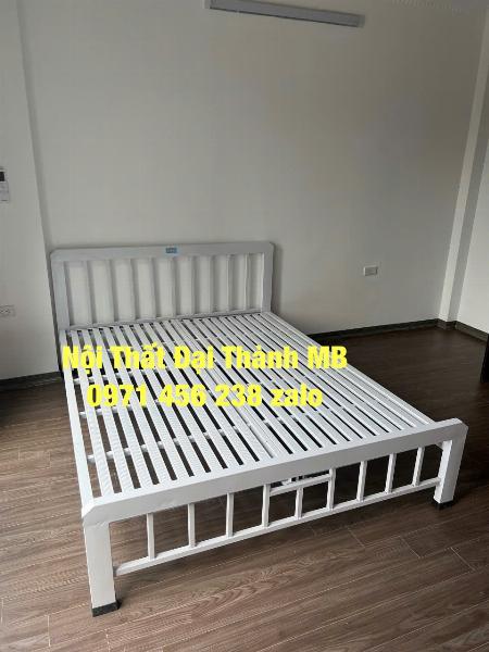 Giường sắt hộp vuông xọc thằng rộng 1m4