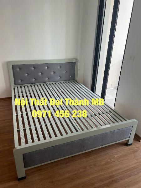 Giường sắt hộp kết hợp nỉ 1m6x2m màu ghi
