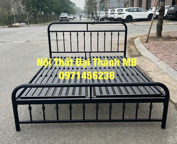 Giường sắt mỹ nghệ 1m8x2m màu đen