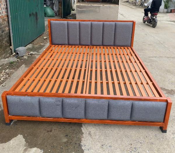 Giường sắt cao cấp màu vân gỗ kết hợp nỉ 1m6x2m