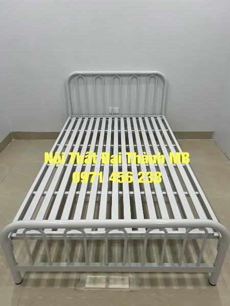Giường sắt đơn giản 1m2x2m màu trắng